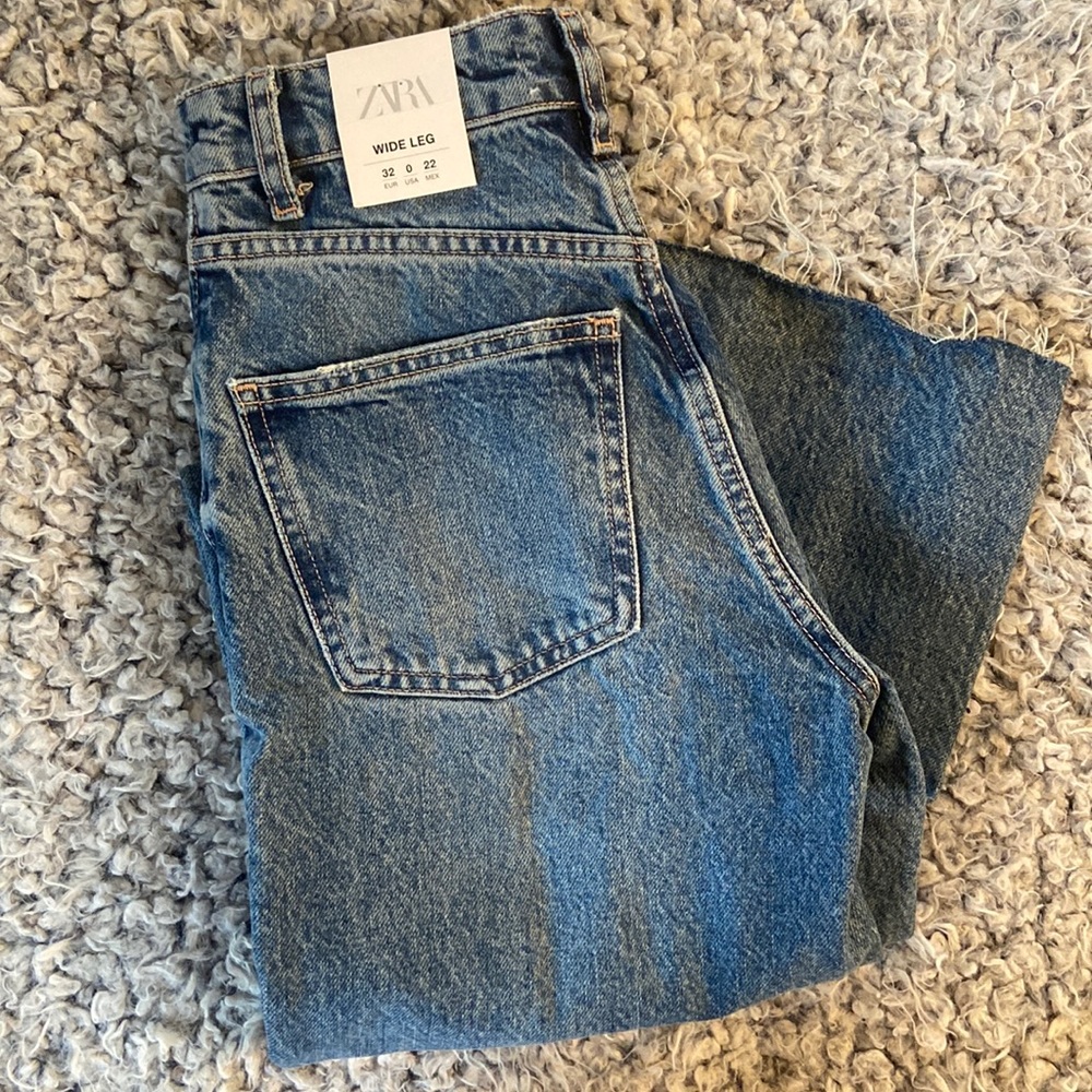 New with tags. Zara medium wash blue jeans in size 0.